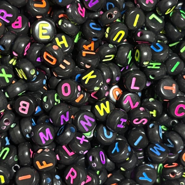 画像1: 黒アルファベット刻印ビーズ　mix 約40g (1)