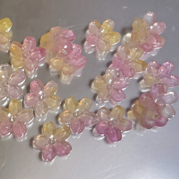画像9: ガラスミニさくらビーズ　約11mm　量り売り約30個 (9)