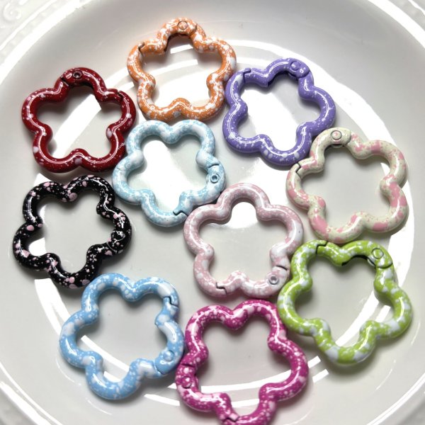 画像1: カラビナ　ペイントフラワー ランダムmix　5個 (1)